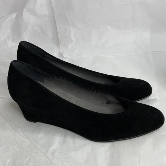 Stuart Weitzman black leather 2.5” wedge size 9 1/2 almost like new condition - Picture 2 of 13